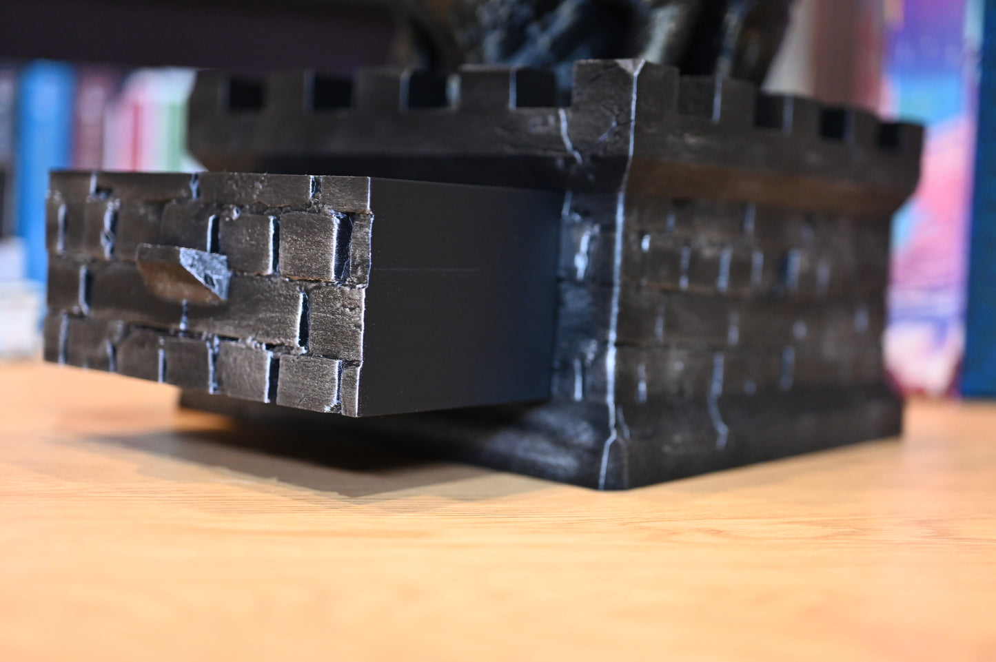 sertarul turnului este locul de depozitare al decoratiunii fantasy cu dragon