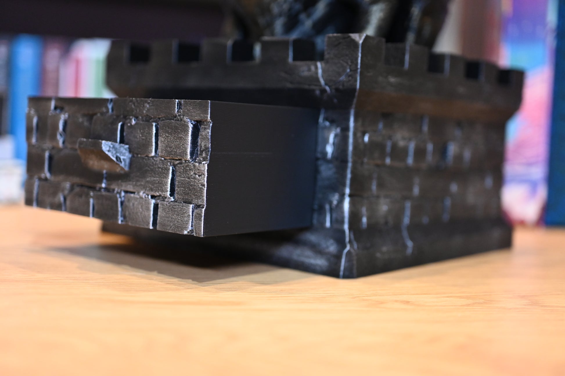 sertarul turnului este locul de depozitare al decoratiunii fantasy cu dragon