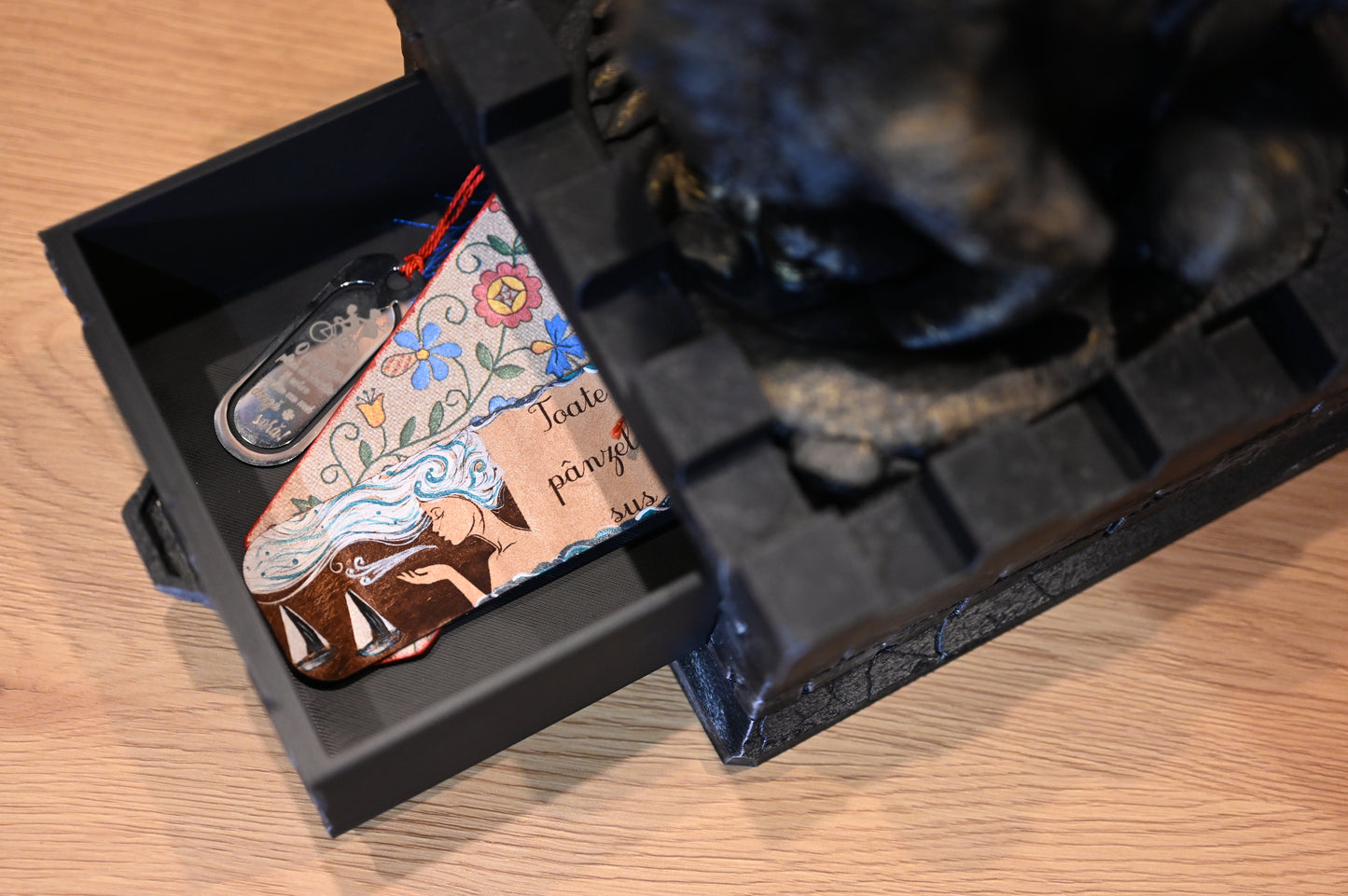 decoratiunea fantasy poate fi folosita ca organizator pentru semnele de carte ale iubitorilor de lectura