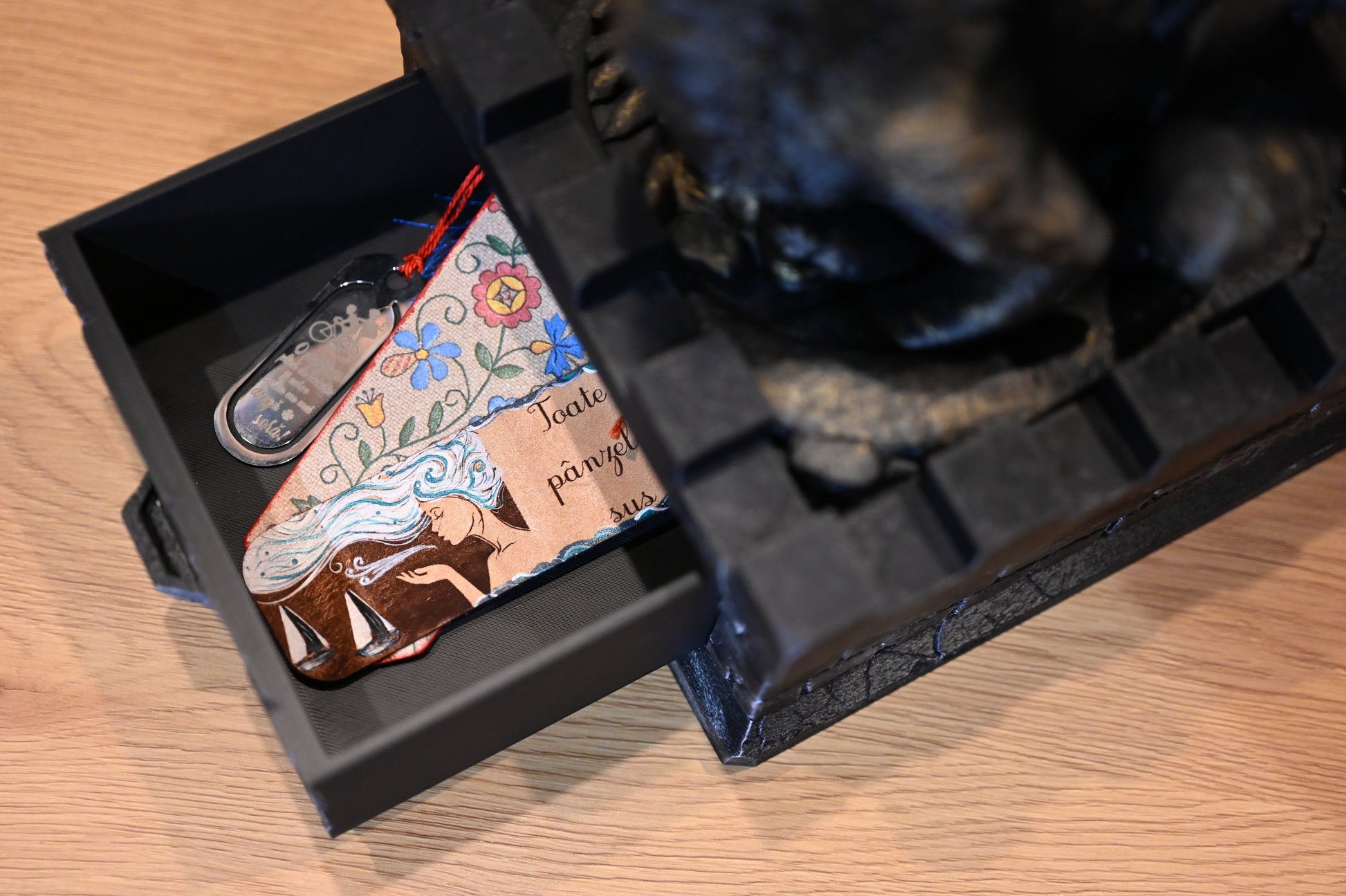 decoratiunea fantasy poate fi folosita ca organizator pentru semnele de carte ale iubitorilor de lectura