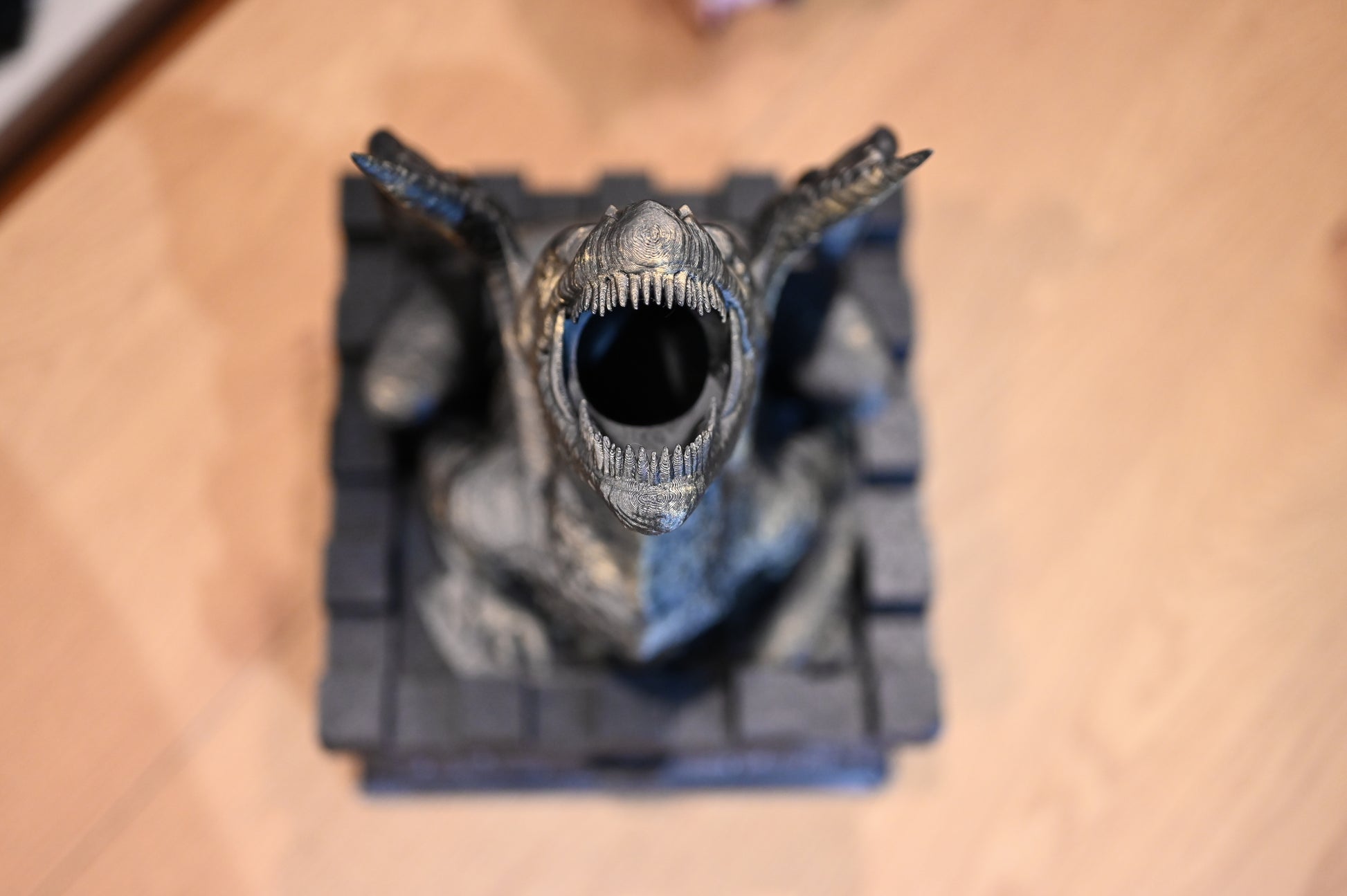 gura dragonului este folosita pentru a fi introdus zarul, care ajunge in cutia de depozitare de dedesubt