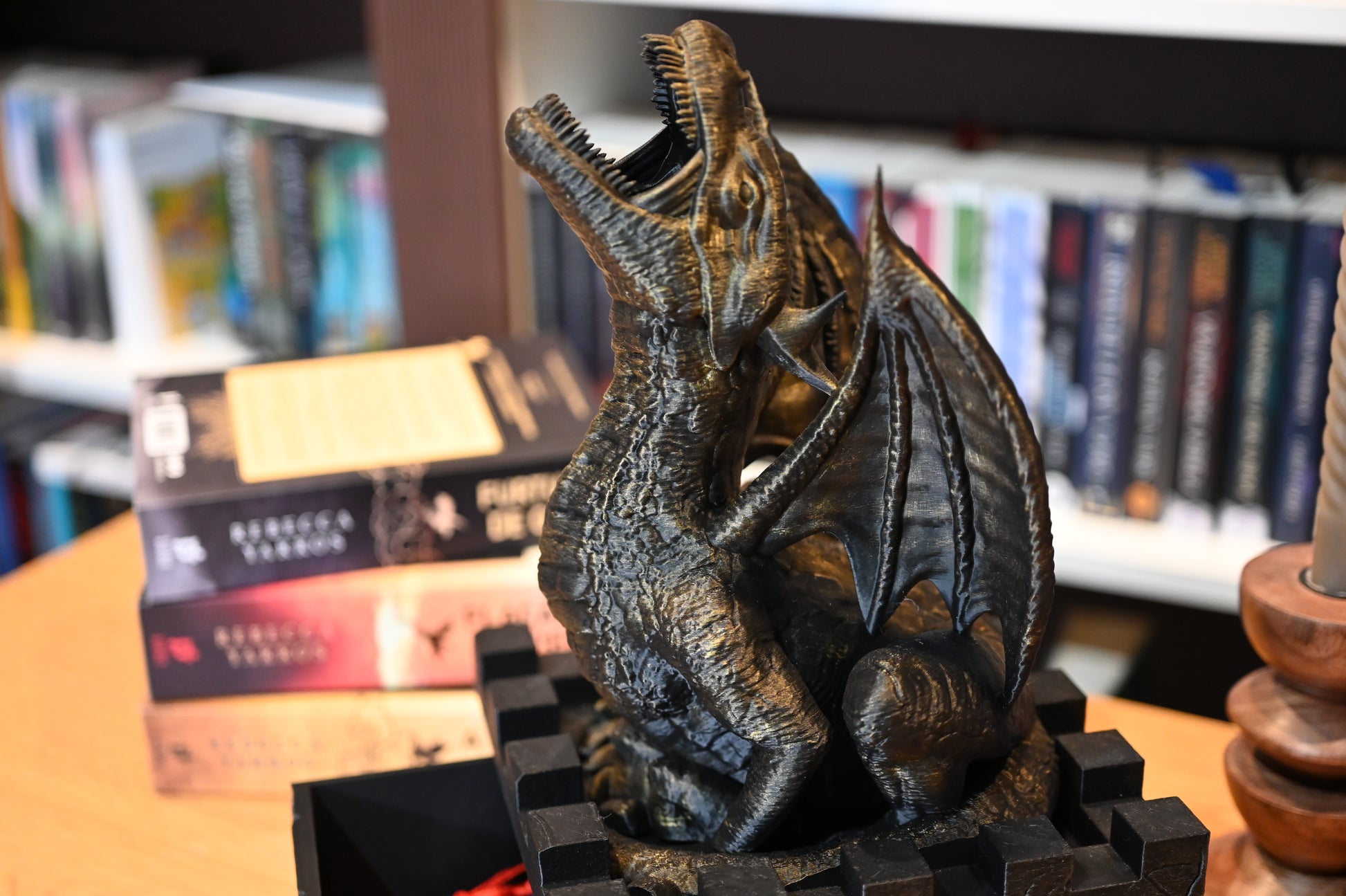figurina dragon ce poate fi folosit ca turn de zaruri pentru pasionatii de jocuri boardgames fantasy