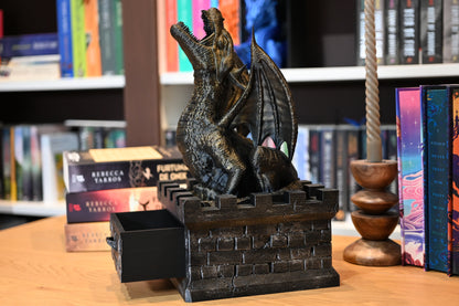 dragonul impunator si auriu care sta pe un castel din caramizi argintii 