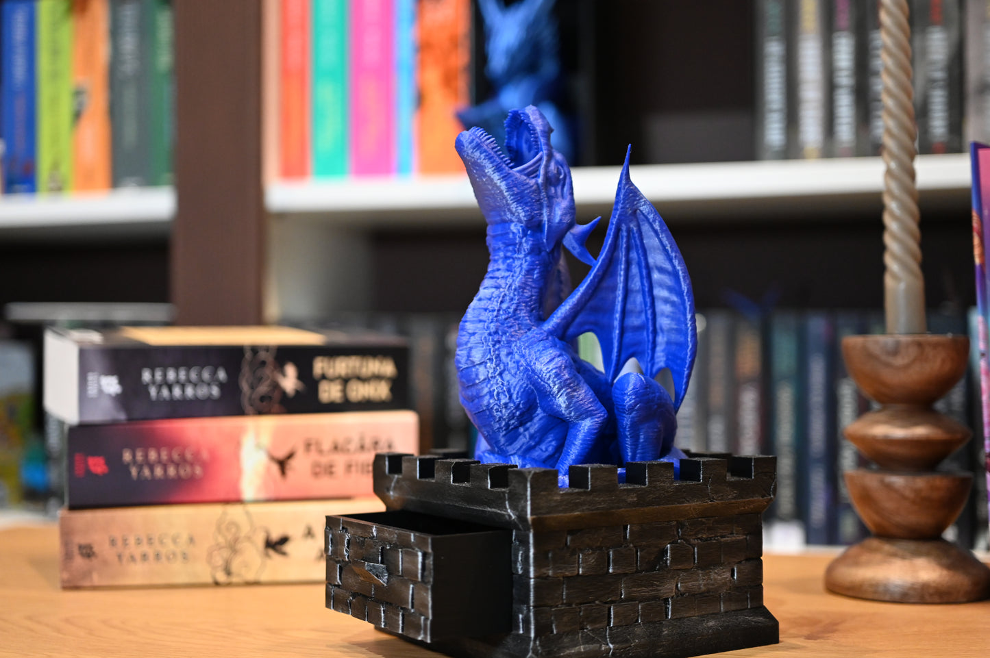 obiect 3d dragon albastru care sta pe turnul de zaruri
