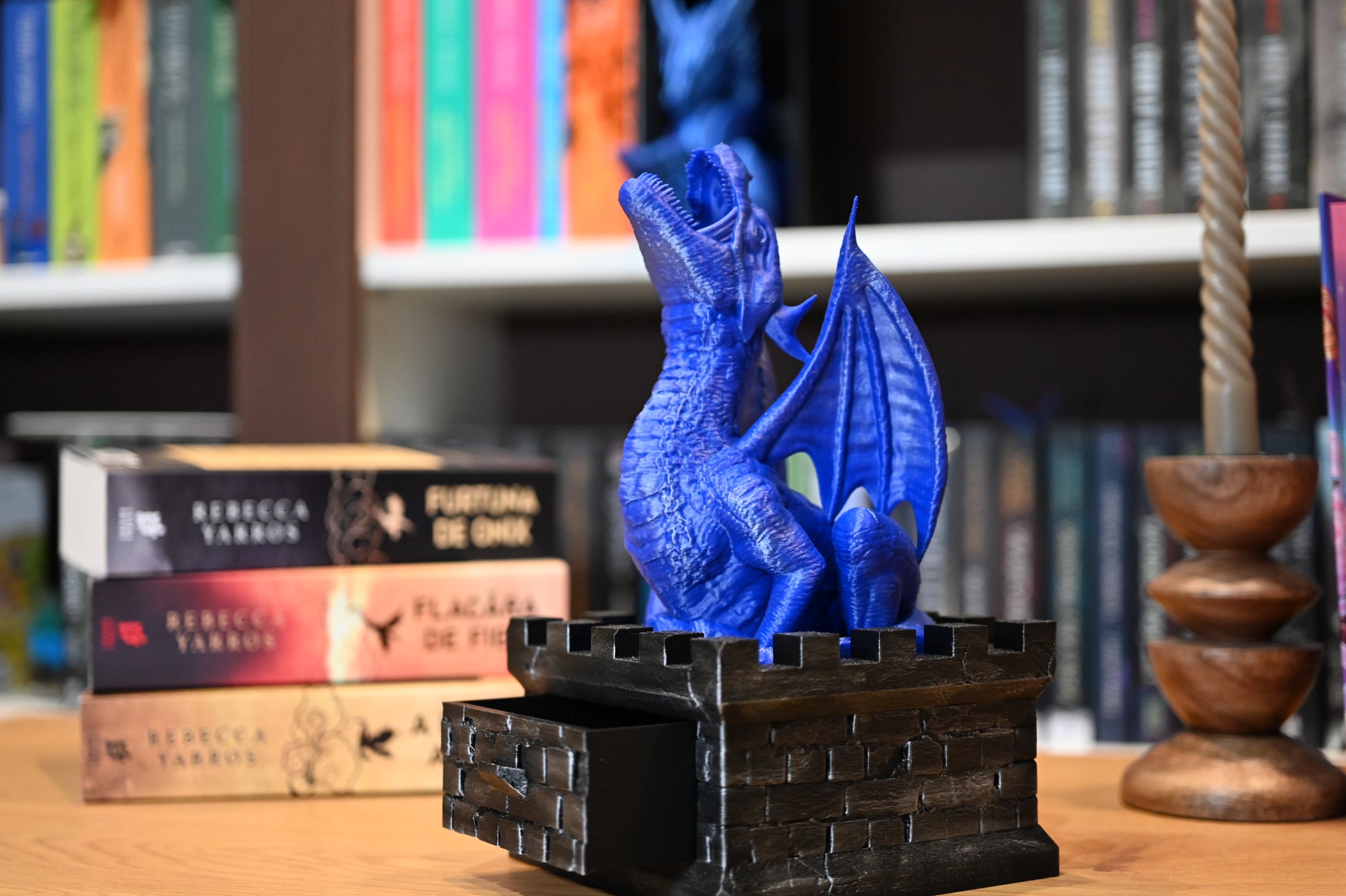 obiect 3d dragon albastru care sta pe turnul de zaruri
