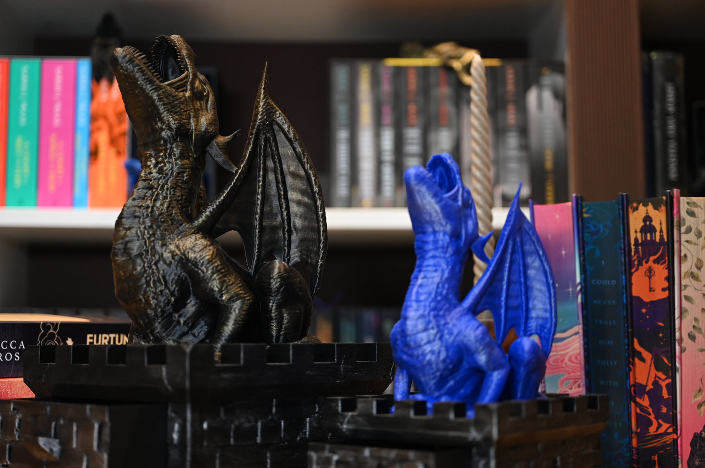 dragoni inspirati din literatura fantasy folositi ca dice tower, suport pentru semnele de carte sau cutie de bijuterii