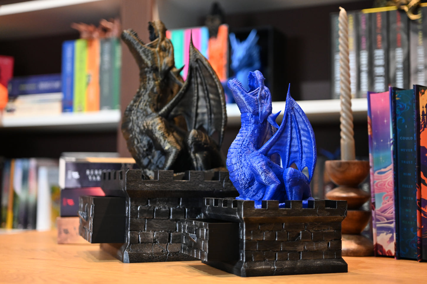 Turnul dragonului - dice tower  care se folosesc ca organizatoare de depozitare pentru pasionatii board games sau pasionatii de carti fantasy