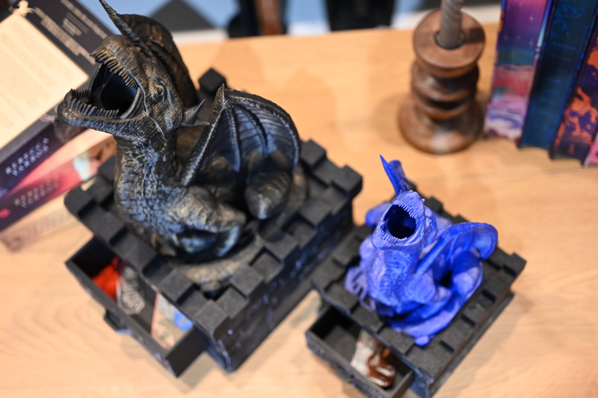 cei doi dragoni dice towers inconjurati de carti fantasy