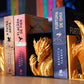 Suport de cărți artistic cu dragon, cu aripi bookends, pe un raft de bibliotecă plin de romane scrise de Rebecca Yarros