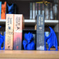 Set dioramă și suport de carte dragon albastru – bookend decorativ pentru bibliotecă in forma de aripi, ideal pentru romane fantasy și colecții de cărți.
