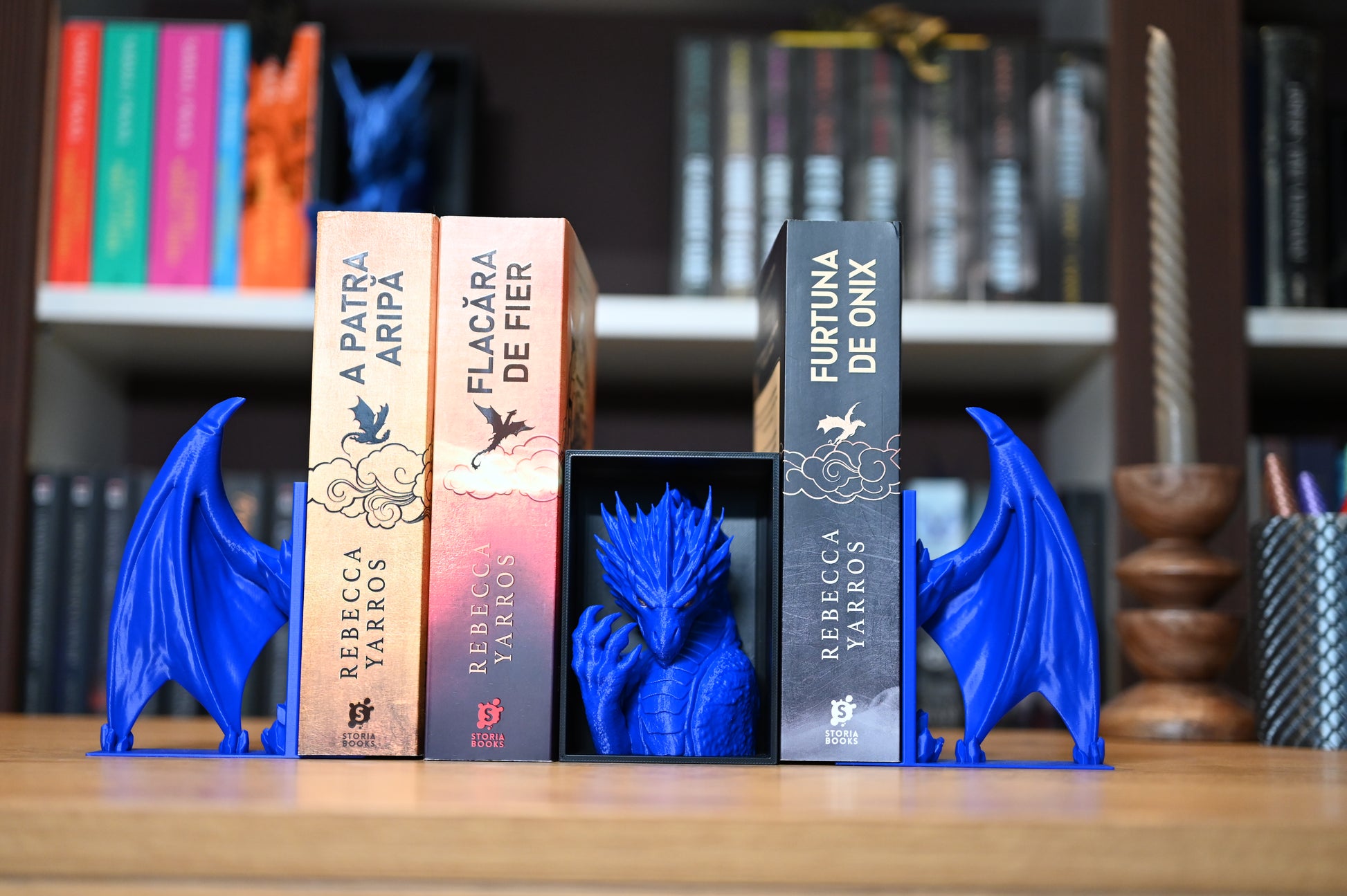 Set dioramă și suport de carte dragon albastru – bookend decorativ pentru bibliotecă in forma de aripi, ideal pentru romane fantasy și colecții de cărți.