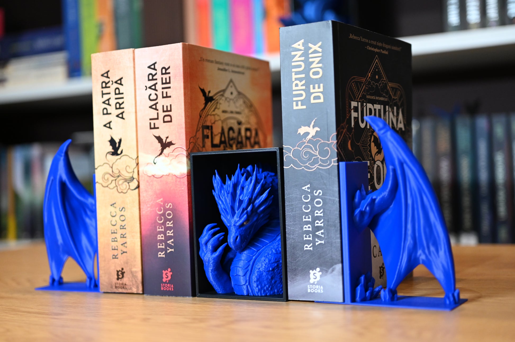 Accesoriu de bibliotecă cu dragon sculptat – suport de cărți fantasy, cadou perfect pentru iubitorii de lectură.
