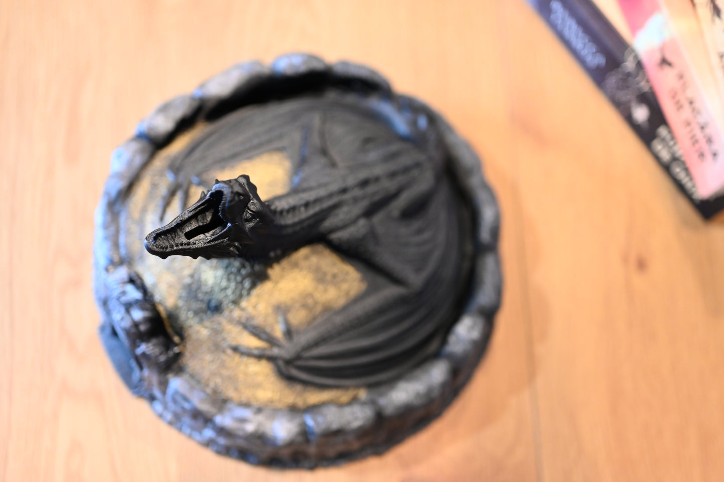Vedere de sus a unei figurine cu dragon negru pe un munte auriu, cu gura deschisă, pentru a se vedea insertul de monede, stil decor fantasy