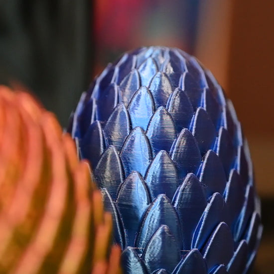 Prim-plan al copertei „Furtuna de onix” de Rebecca Yarros, ediție de colecție cu printed edges personalizate de Printedges. Ilustrația de pe margine înfățișează dragoni, un castel în furtună și un cer plin de energie magică, completând perfect coperta întunecată a cărții.