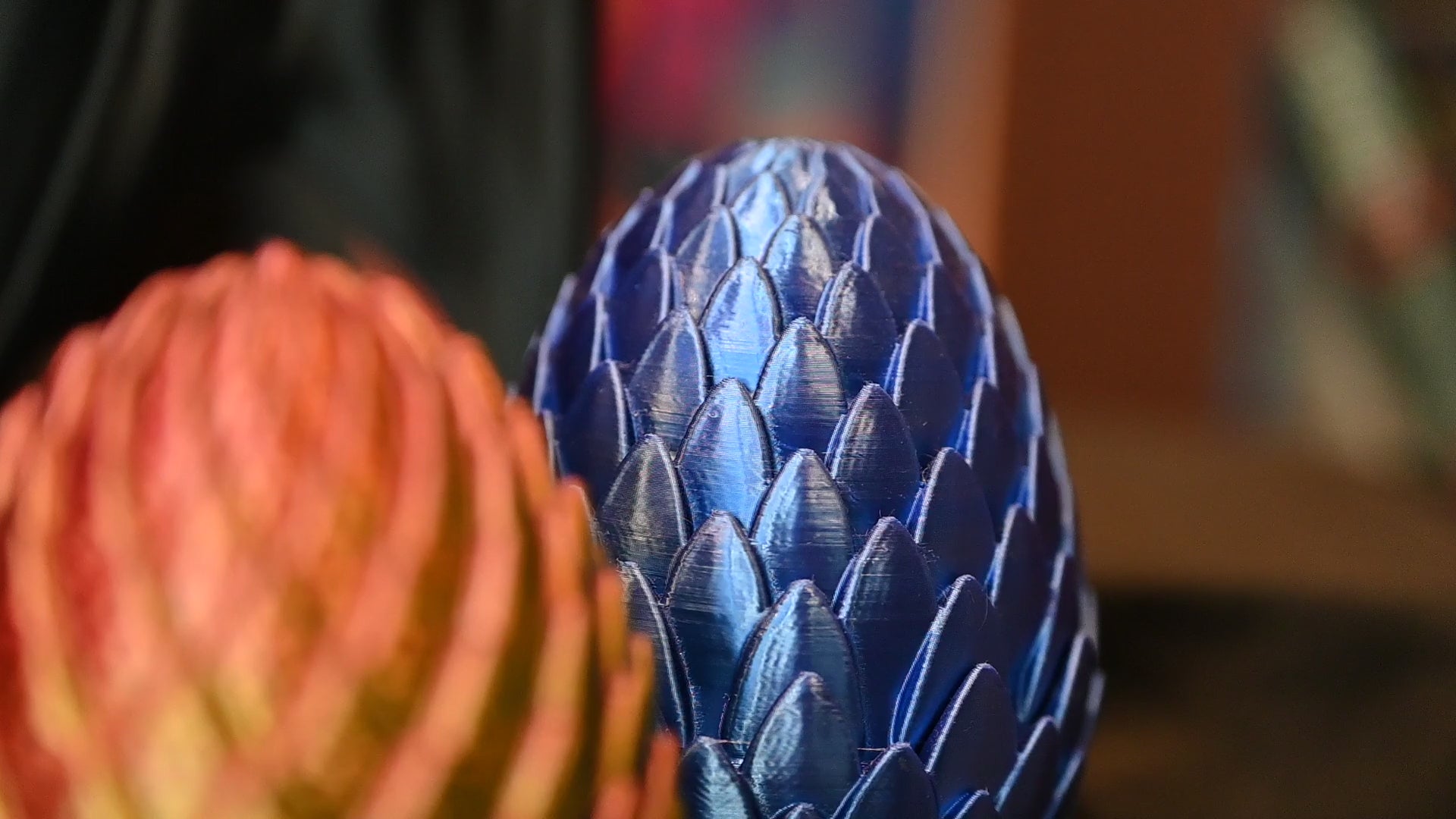 Prim-plan al copertei „Furtuna de onix” de Rebecca Yarros, ediție de colecție cu printed edges personalizate de Printedges. Ilustrația de pe margine înfățișează dragoni, un castel în furtună și un cer plin de energie magică, completând perfect coperta întunecată a cărții.