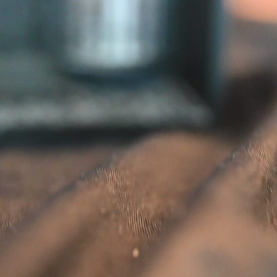 Setul complet al trilogiei Caraval de Stephanie Garber, ediții speciale cu margini imprimate (printed edges), aranjate pe fundal negru elegant lângă decor fantasy.