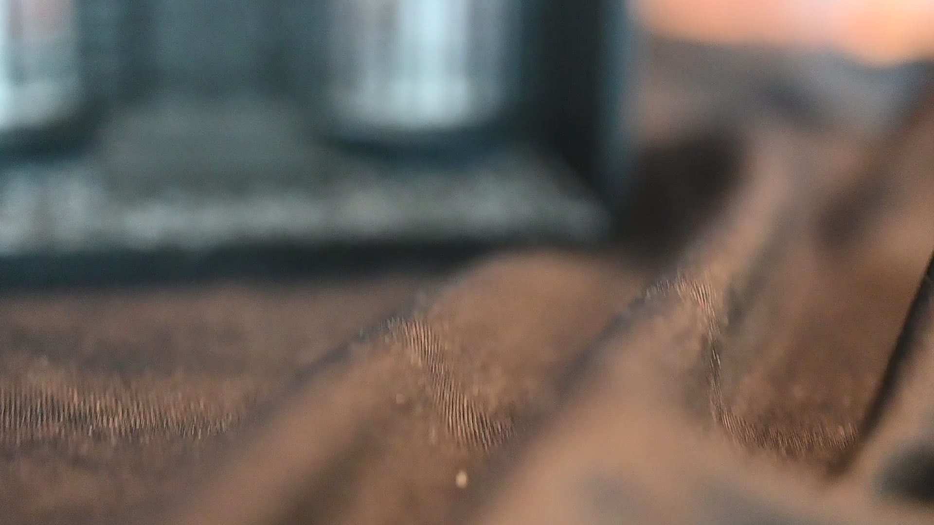 Setul complet al trilogiei Caraval de Stephanie Garber, ediții speciale cu margini imprimate (printed edges), aranjate pe fundal negru elegant lângă decor fantasy.