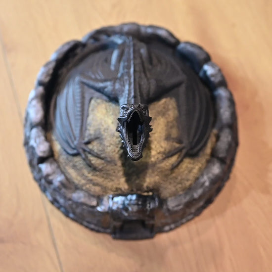 Figurină decorativă cu dragon negru pe un munte auriu folosit ca pusculita 